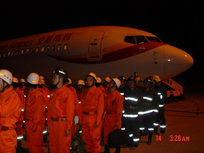 乘坐海航太原－綿陽(yáng)急救飛行航班的武警和消防官兵們即將投入救災(zāi)戰(zhàn)斗中