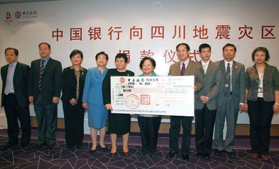 2008年5月14日上午，張燕玲副行長將一張面額1,000萬的現(xiàn)金支票交到了中國紅十字會總會彭珮云會長手中，代表中國銀行向汶川地震受災(zāi)地區(qū)人民捐款。