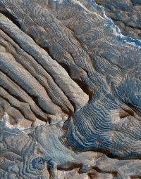 HiRISE 圖片顯示火星上的沉積巖分層