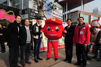 （從左至右）上海市血液中心副主任沈行峰、上海市血液中心主任朱永明、觸動傳媒創(chuàng)始人兼執(zhí)行主席馮暉中、上海市紅十字會常務(wù)副會長馬強(qiáng)、“獻(xiàn)血達(dá)人”陳澤人