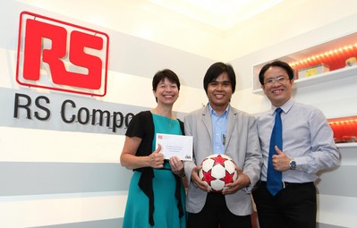 RS Components 公司東南亞地區(qū)銷售總監(jiān) Swarbrick 女士、優(yōu)勝者 Muninta 先生和 RS Components 公司泰國區(qū)經(jīng)理 Wetchapruekpitak 先生