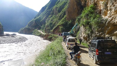 在甘肅面試?yán)铄\記希望廚師途中，遭遇地震造成的道路塌方