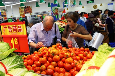 沃爾瑪云南普洱縣全新門店開業(yè)當(dāng)日，顧客在選購優(yōu)質(zhì)低價的生鮮商品