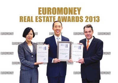 財(cái)經(jīng)雜志《歐洲貨幣》(Euromoney)亞洲區(qū)主管Marcus H Langston（右）頒發(fā)2013年度房地產(chǎn)大獎(jiǎng)（Real Estate Awards 2013）3項(xiàng)殊榮，包括：「香港較佳住宅發(fā)展商」、「香港較佳休閑/酒店發(fā)展商」及「香港較佳工業(yè)/貨倉(cāng)發(fā)展商」予信和置業(yè)有限公司執(zhí)行董事黃永光先生（中）及聯(lián)席董事李蕙蘭女士（左）。