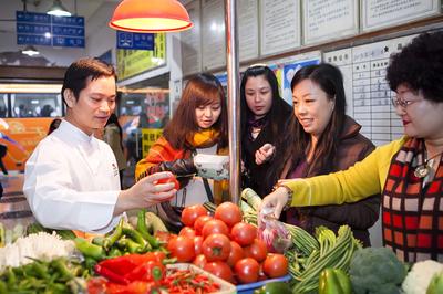 媒體嘉賓與廣州海航威斯汀中餐行政總廚吳天榮一同前往集市，親自挑選“活力食品”食材